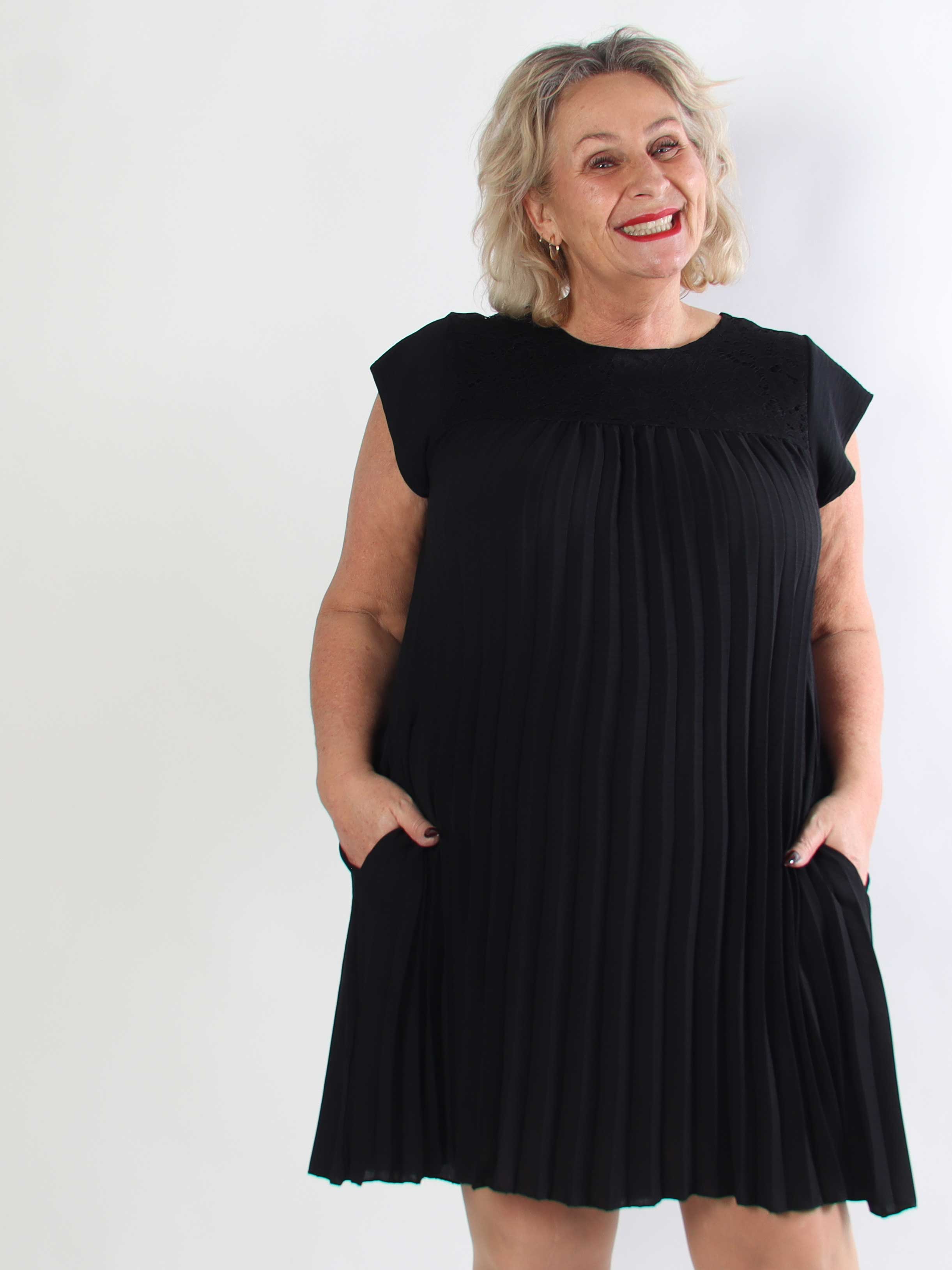 Nancy Lace Short - Plisseret plus size kjole med blonde og lommer